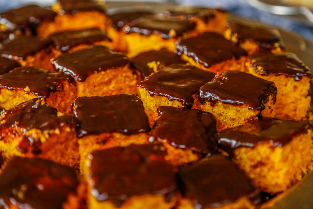 IMAGEM DO BOLO DE CENOURA COM CALDA DE CHOCOLATE