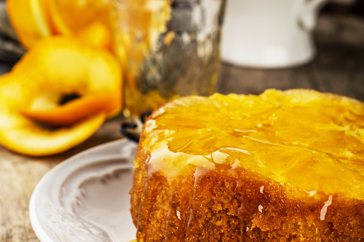 Bolo de Laranja com Calda: Simples, Fofinho e Delicioso! 🍊🍰